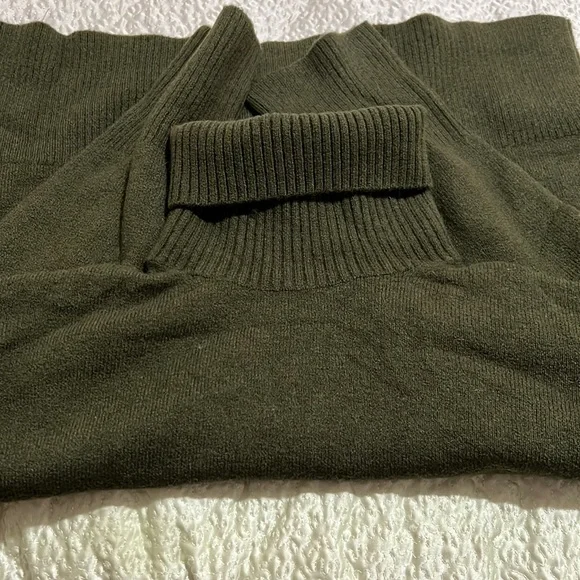 NWT JCREW Turtle Neck Sweater - Picture 6 of 7
